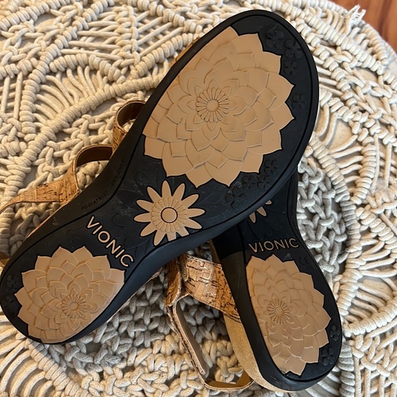 Vionic Amber Adjustable Sandal with Arch Support in Gold Cork - Picture 9 of 10